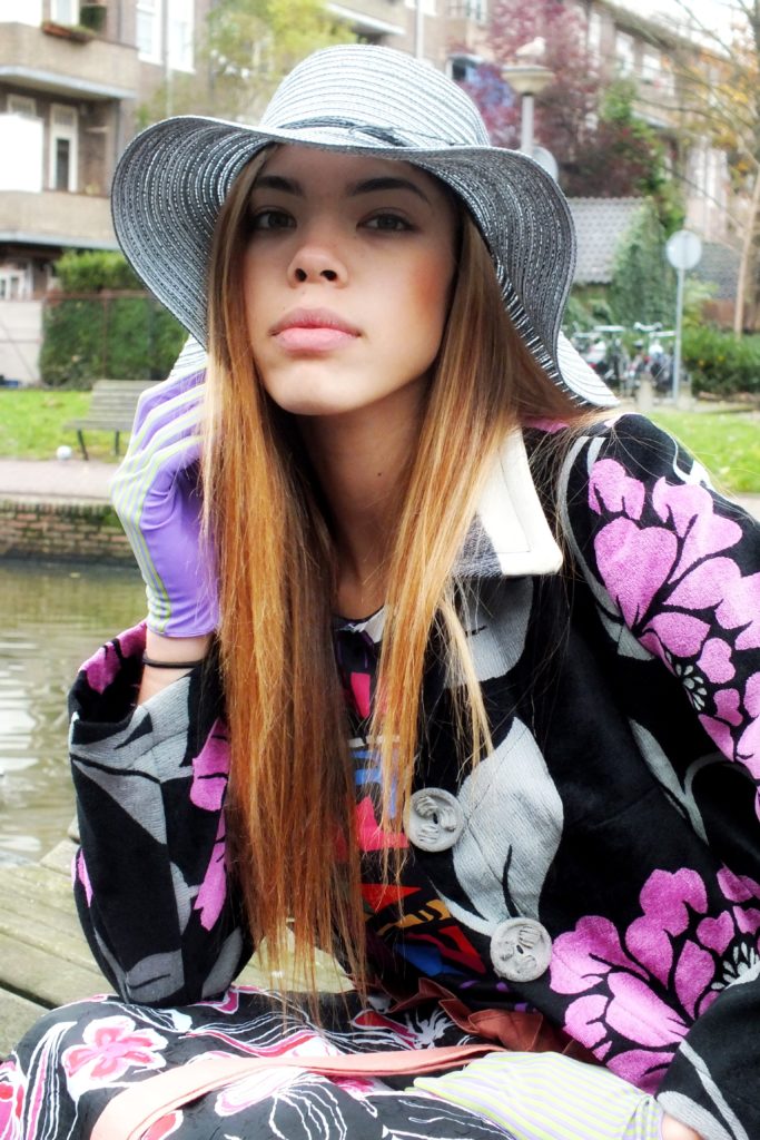 Model Dieudonn&eacute; in kleding van Soraya Taj Devi