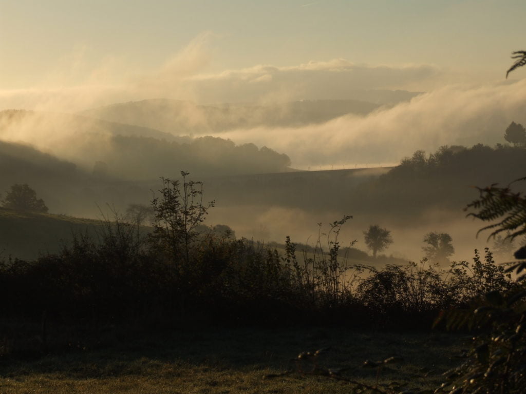Mist over heuvels in de Morvan ( Frankrijk)