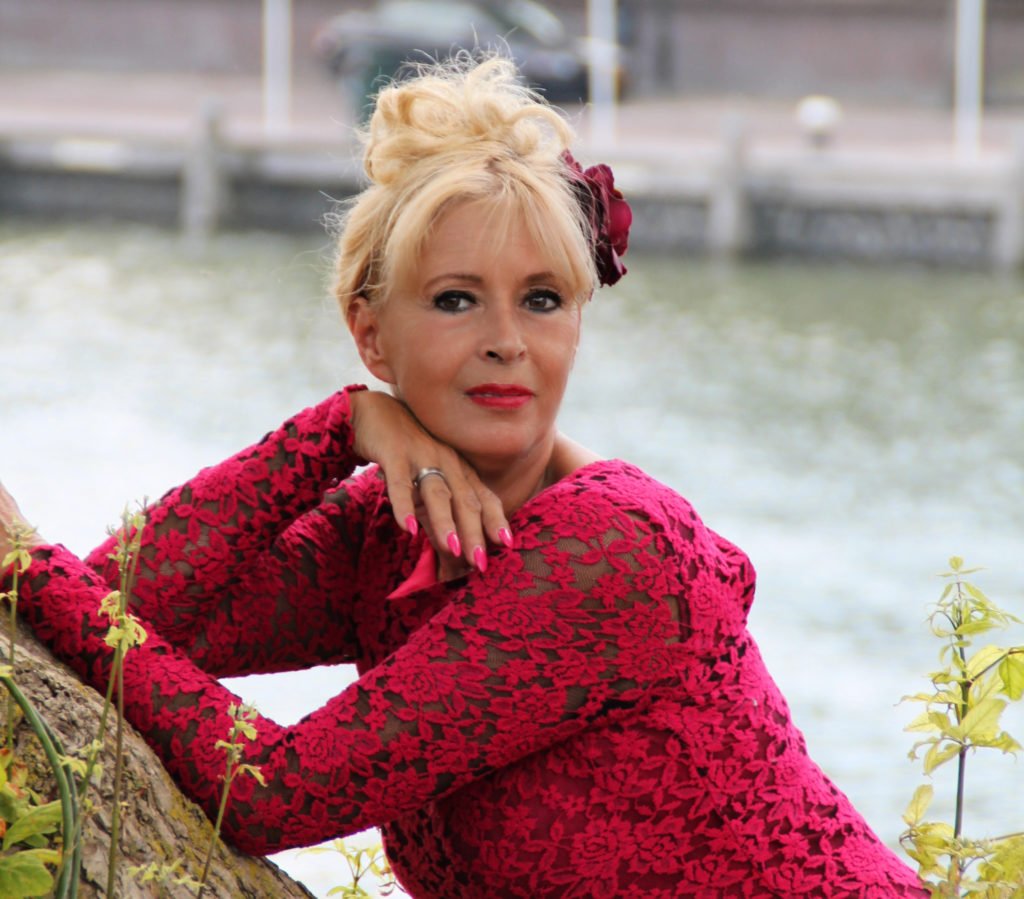 Model Rita in rode jurk bij kasteel Radboud in Medemblik