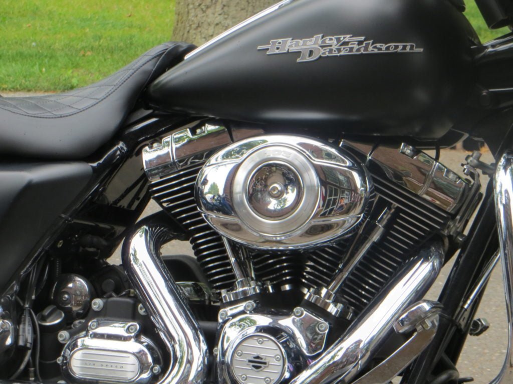 Glimmend chroom op motorblok van een Harley Davidson